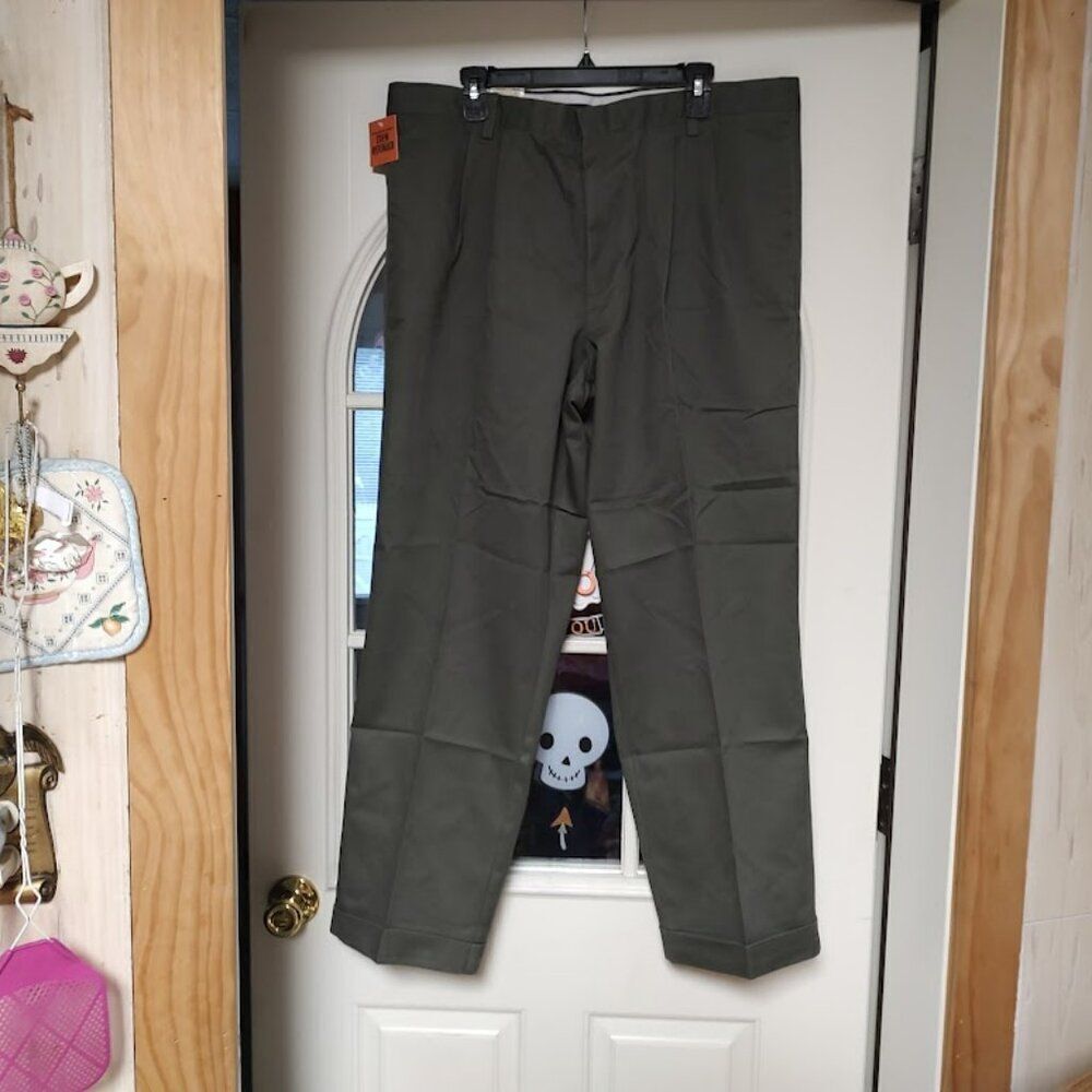 New Dockers Classic Fit Olive Green Pleated Cuffed Khakis Men's 38/30